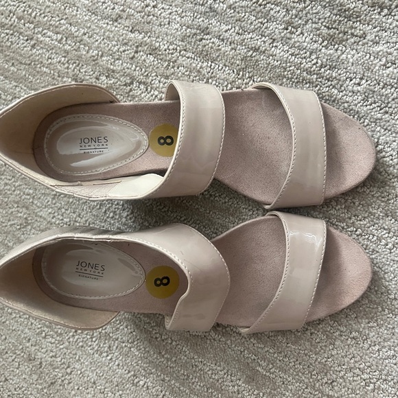 Jones New York Cream Wedge Sandals with Modern Design - Picture 3 of 7